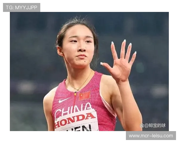 16岁陈妤颉夺得女子百米冠军，与老将韦永丽拥抱见证传承